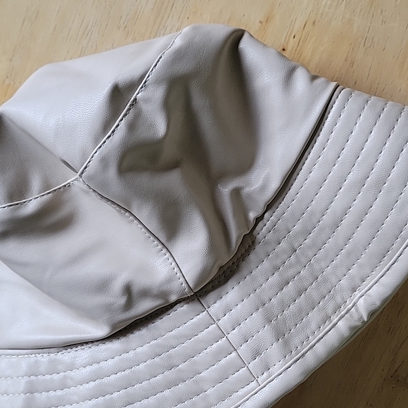 STEVE MADDEN BUCKET HAT - Picture 5 of 11